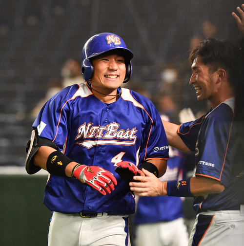 ヤマハ対NTT東日本 4回裏NTT東日本2死一、二塁、火ノ浦は右越えに3点本塁打を放ち笑顔でナインの出迎えを受ける(撮影・柴田隆二)