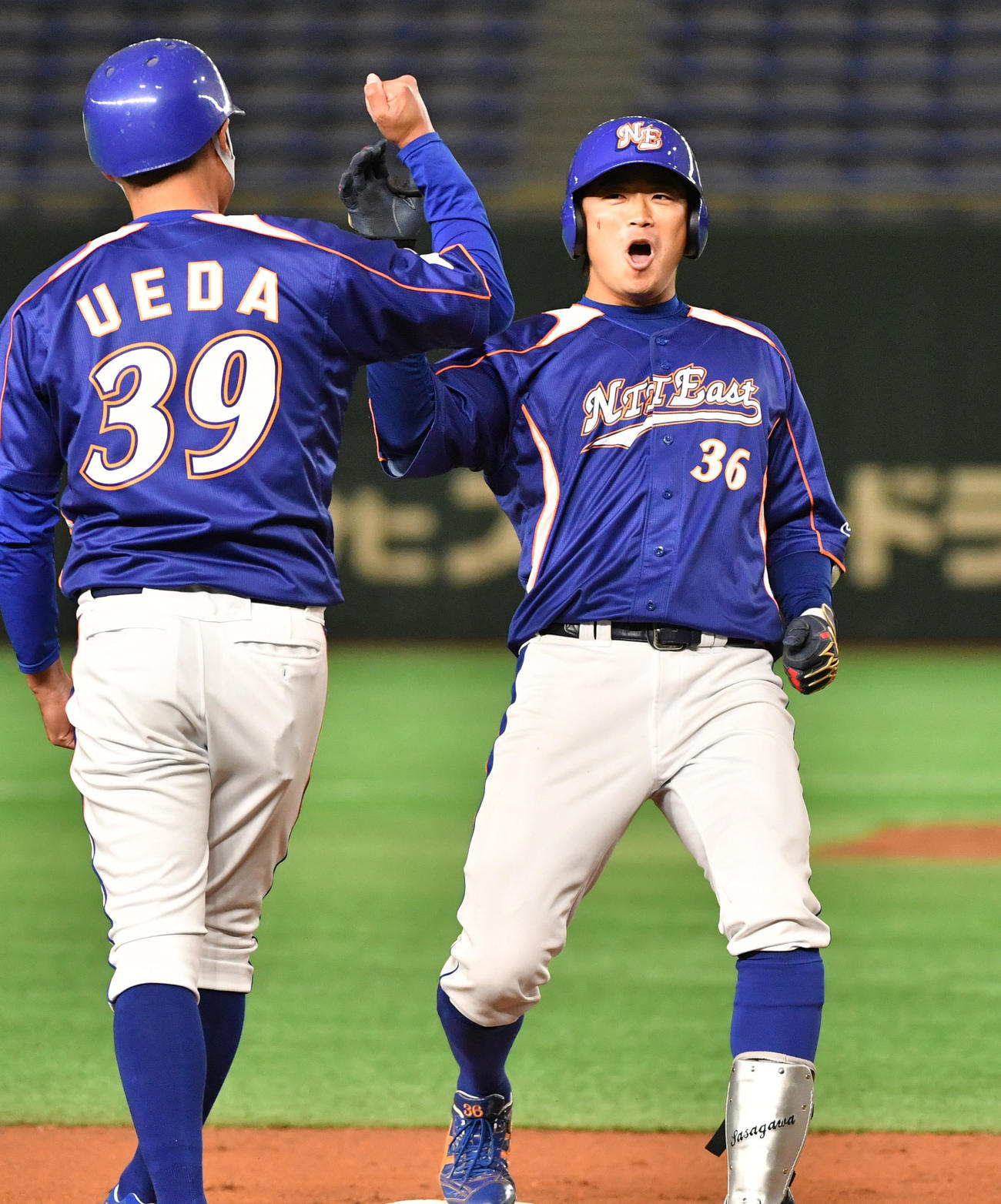 ヤマハ対NTT東日本　1回裏NTT東日本2死一、二塁、笹川は右翼線に適時二塁打を放ちガッツポーズする（撮影・柴田隆二）