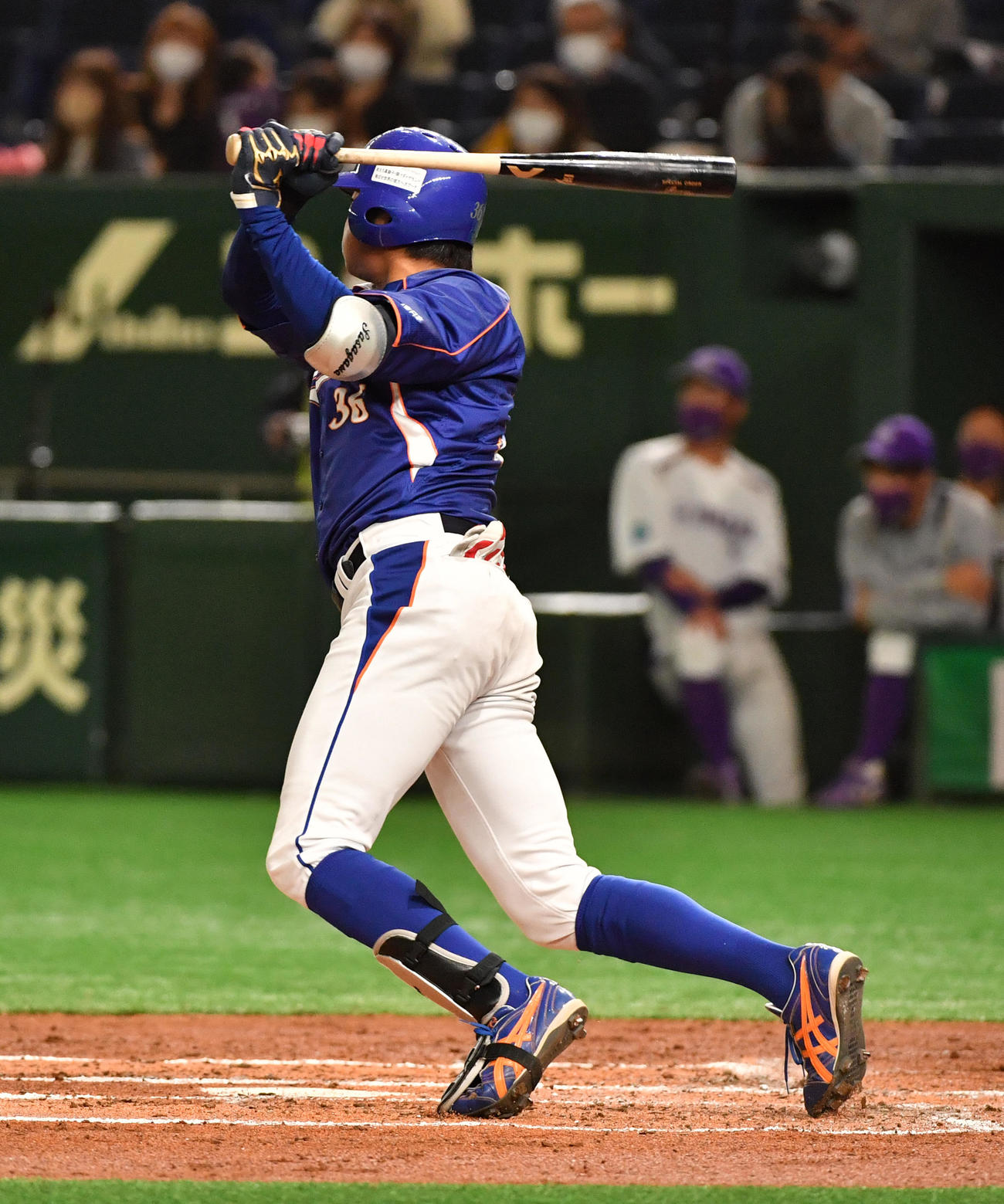 ヤマハ対NTT東日本　1回裏NTT東日本2死一、二塁、笹川は右翼線に適時二塁打を放つ（撮影・柴田隆二）