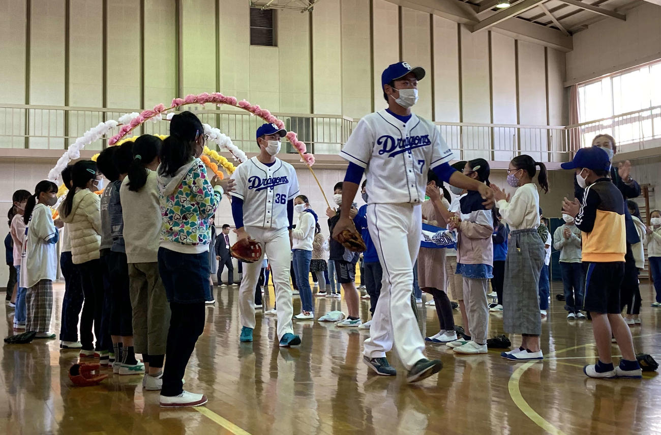 鶴舞小学校に訪問した中日根尾（前）と岡野