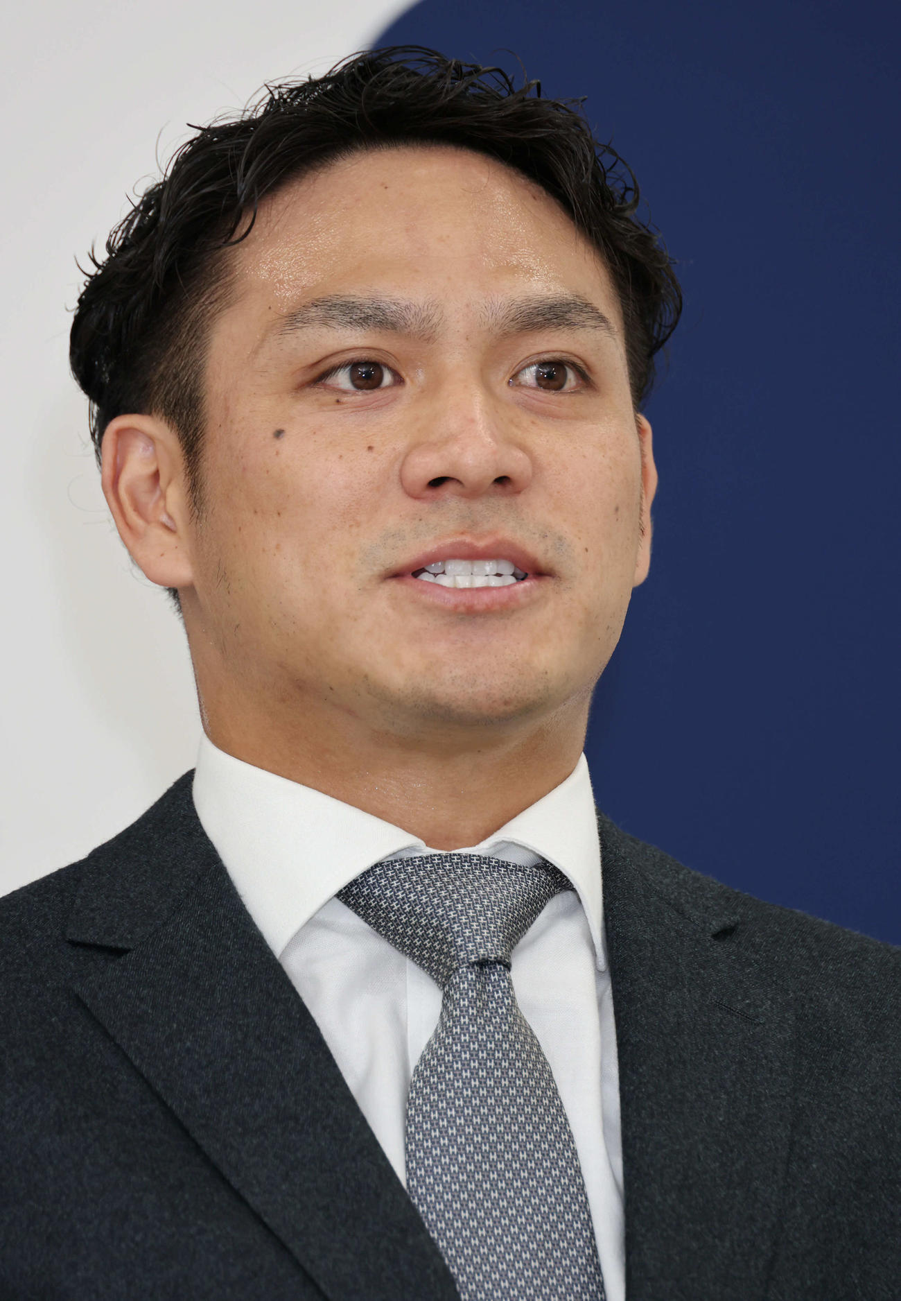 FA権を行使せず、残留を決め会見する広島田中広輔（撮影・加藤孝規）