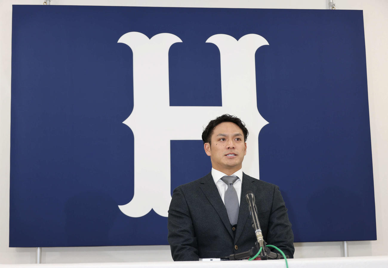 FA権を行使せず、残留を決め会見する広島田中広輔（撮影・加藤孝規）