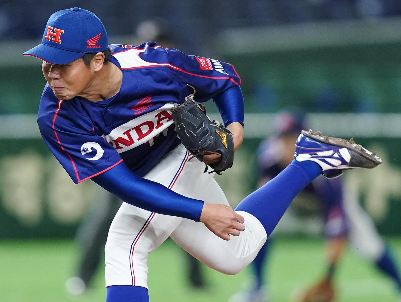 ホンダ熊本対日本新薬　先発し、力投するホンダ熊本・中津（撮影・菅敏）