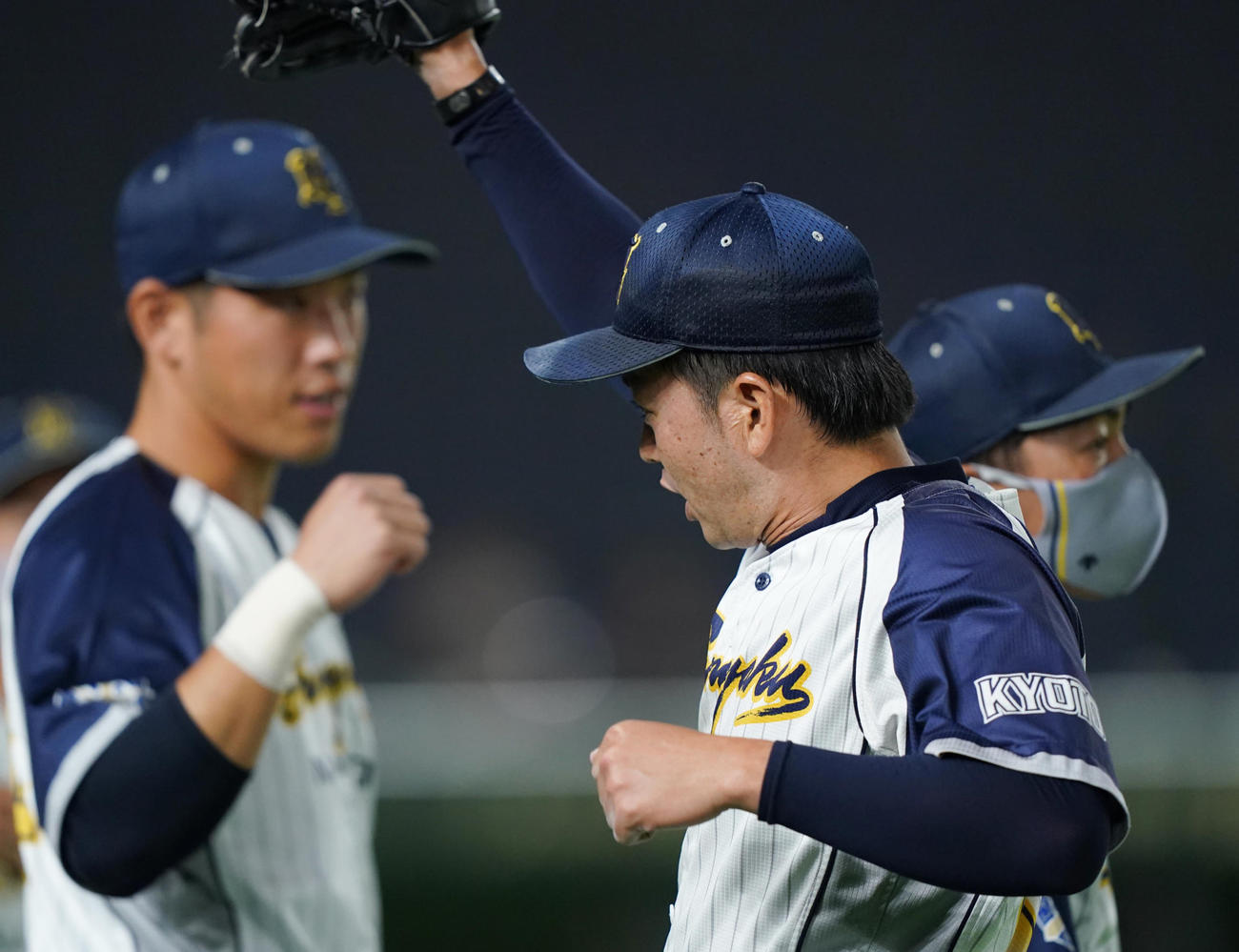 ホンダ熊本対日本新薬　4回の投球を終え、ベンチに戻る日本新薬・榎田（中央）（撮影・菅敏）