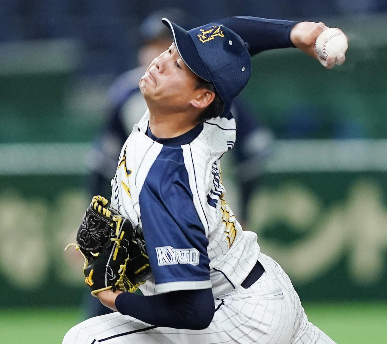 ホンダ熊本対日本新薬　5回途中、2番手として登板する日本新薬・小松（撮影・菅敏）
