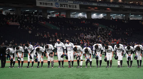 準々決勝でNTT東日本に敗れ、スタンドにあいさつして引き揚げる四国銀行ナイン（撮影・菅敏）