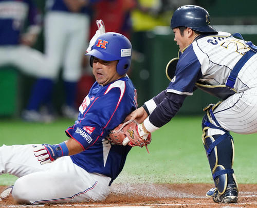 ホンダ熊本対日本新薬　2回表ホンダ熊本1死一、三塁、打者・佐藤の一ゴロで三塁から本塁を狙うもアウトとなるホンダ熊本・浜岡。右は捕手・千葉（撮影・菅敏）