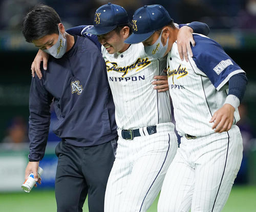 ホンダ熊本対日本新薬　5回途中、負傷し、ベンチに戻る日本新薬・榎田（中央）（撮影・菅敏）