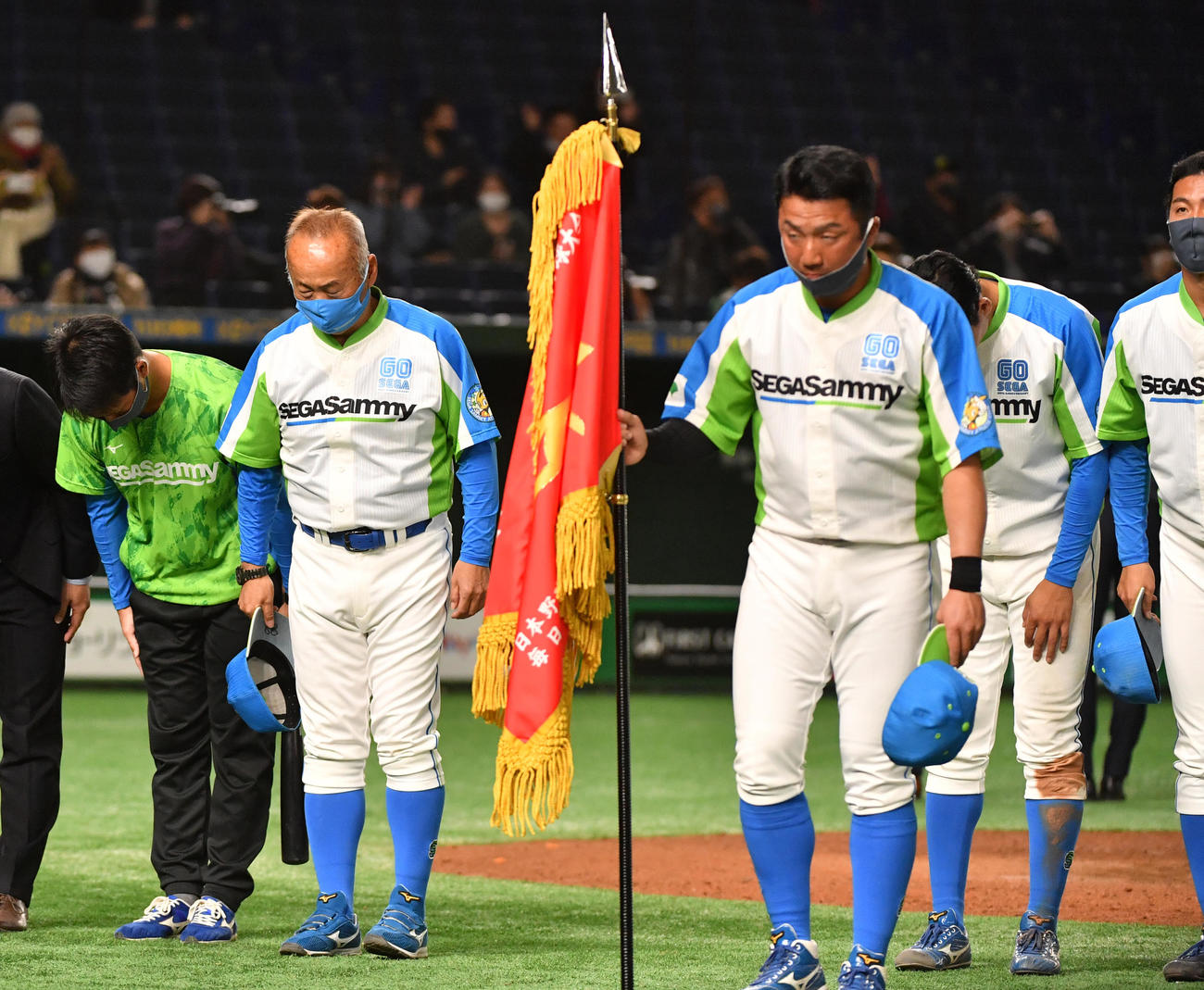 ホンダ対セガサミー　タイブレーク10回で敗れたセガサミー・西田監督（左端）はスタンドに頭を下げる（撮影・柴田隆二）