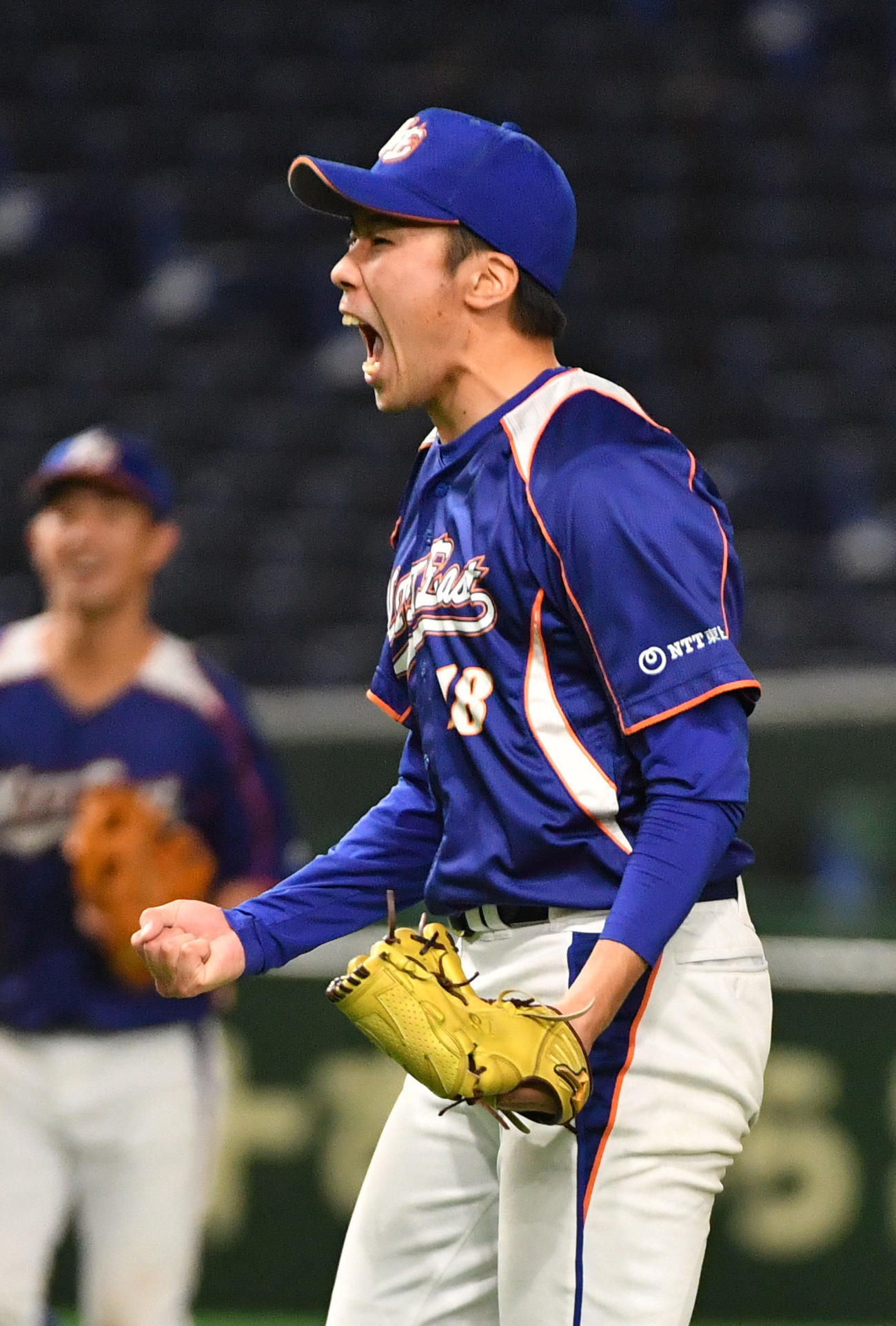 NTT東日本対日本新薬　8回から登板したNTT東日本・熊谷は、勝利しガッツポーズする（撮影・柴田隆二）