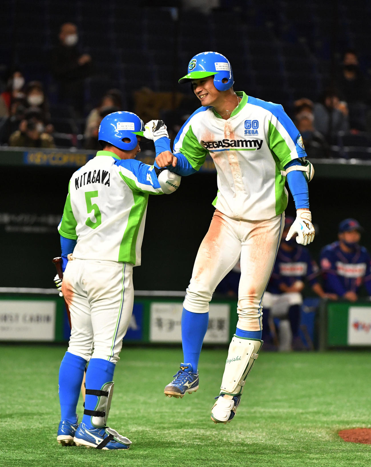 ホンダ対セガサミー　6回裏セガサミー1死、根岸(右)は右越えに本塁打を放ち北川とハイタッチする（撮影・柴田隆二）