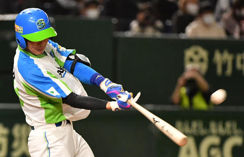 ホンダ対セガサミー 6回裏セガサミー1死、小野田は左越えに本塁打を放つ(撮影・柴田隆二)