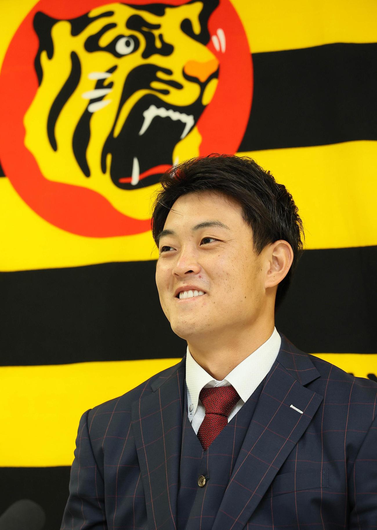 現状維持の年俸1150万円で契約更改し、会見で笑顔を見せる望月惇志（代表撮影）