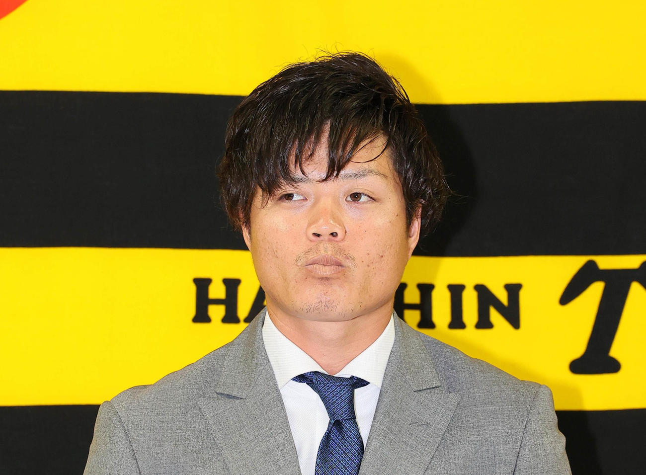 550万円ダウンの年俸1750万円で契約更改した守屋功輝　（代表撮影）