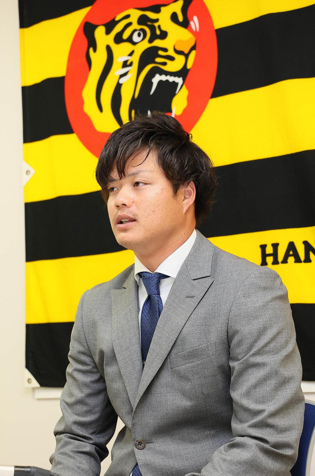 550万円ダウンの年俸1750万円で契約更改した守屋功輝　（代表撮影）