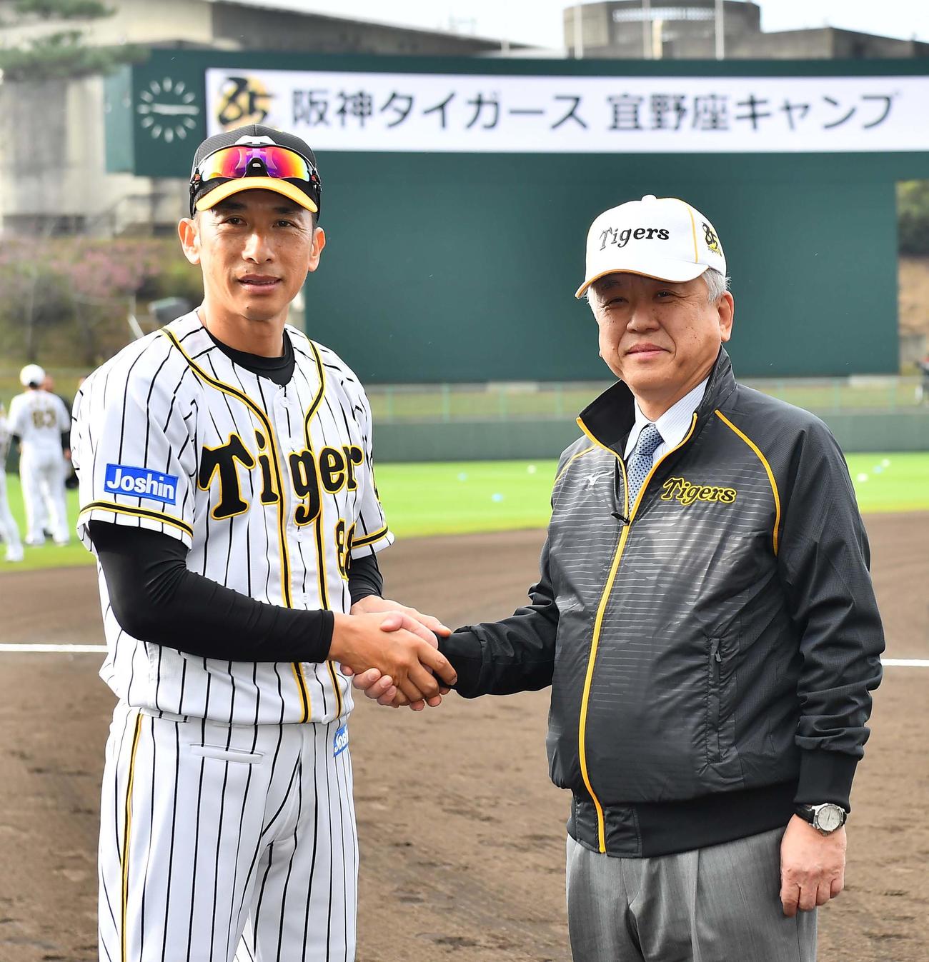 20年2月、キャンプ地の沖縄・宜野座を訪れ矢野燿大監督（左）と握手を交わす阪神タイガース藤原崇起オーナー