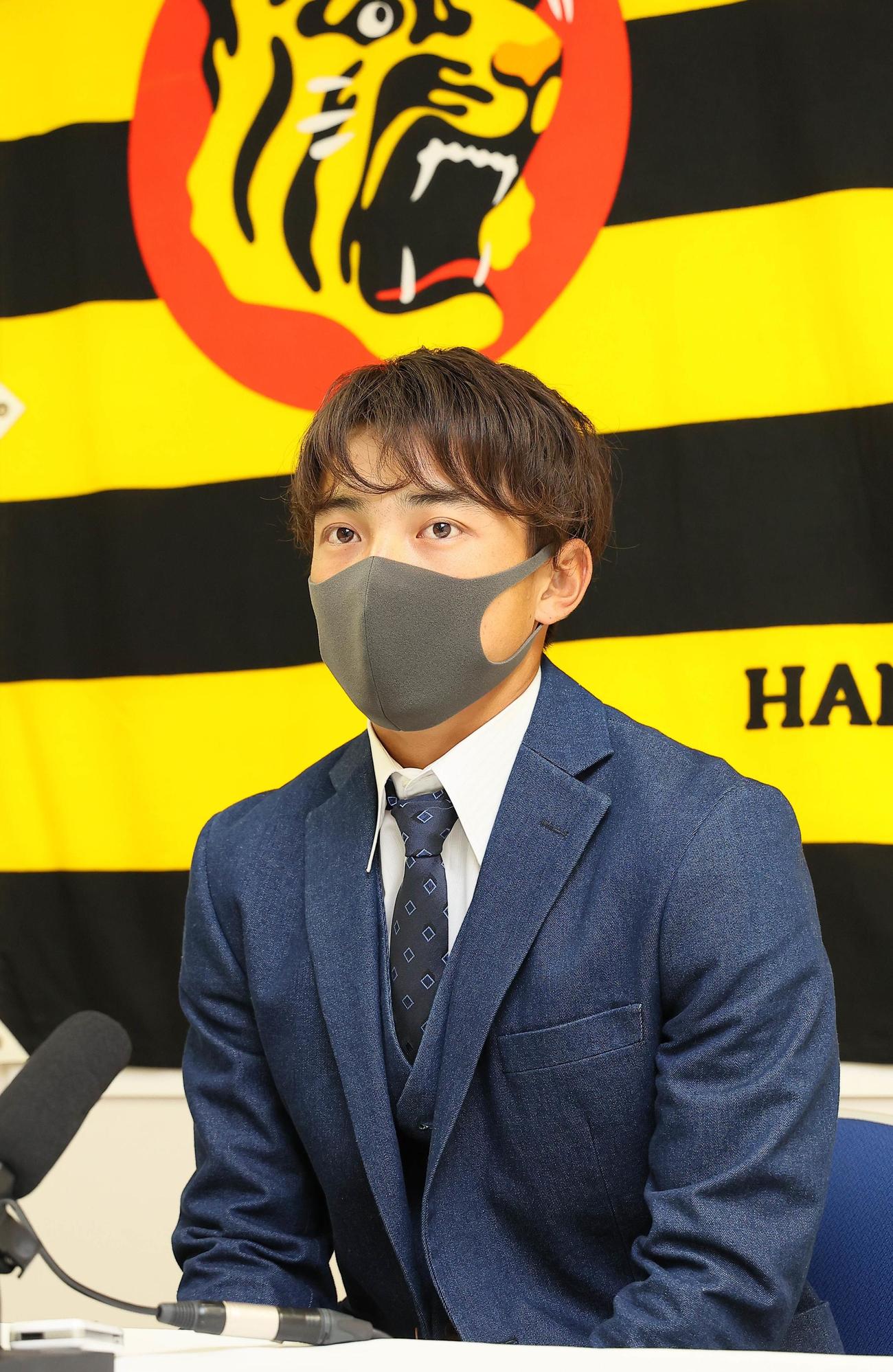 契約更改を終えて、会見をする熊谷敬宥　（代表撮影）