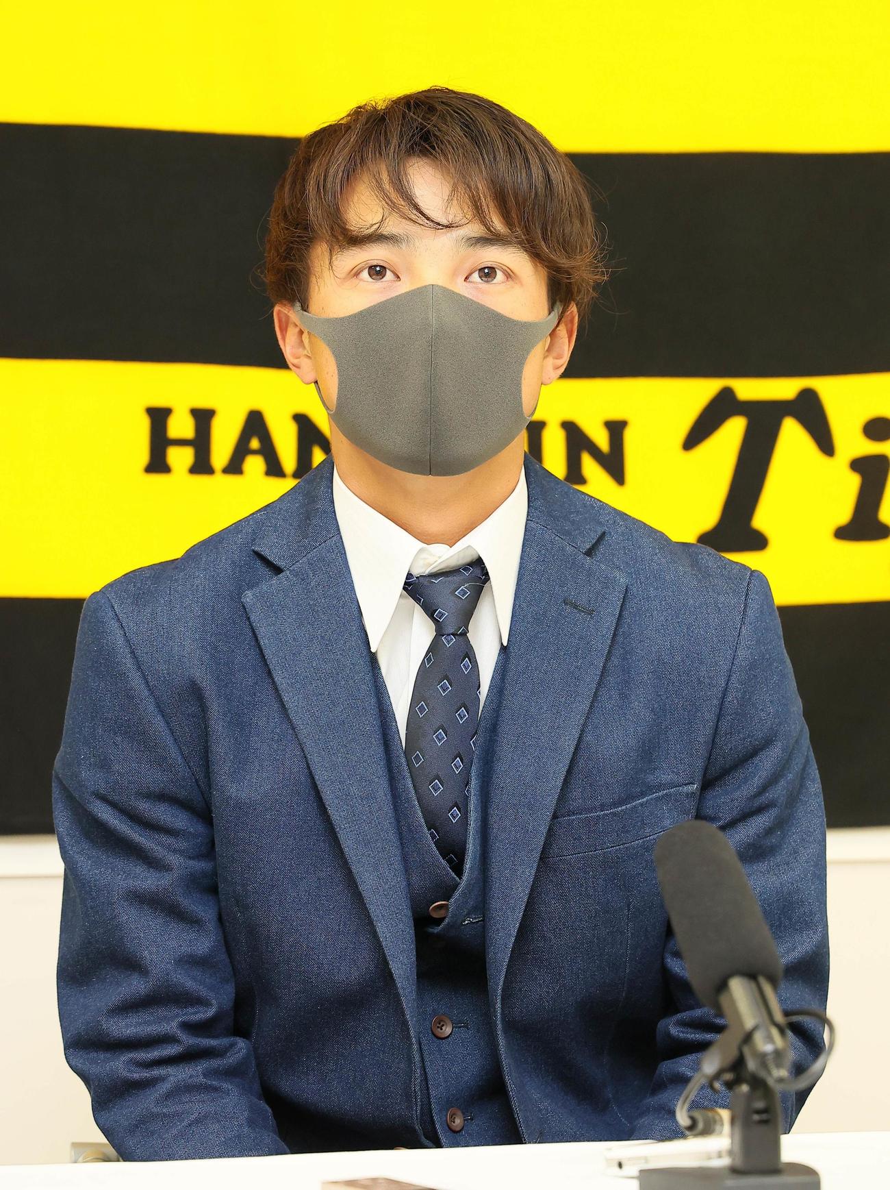 契約更改を終えて、会見をする熊谷敬宥（代表撮影）