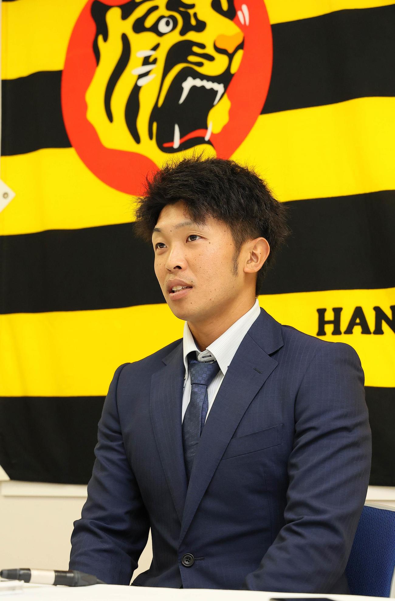 100万円アップの年俸900万円で契約更改した島田海吏（代表撮影）