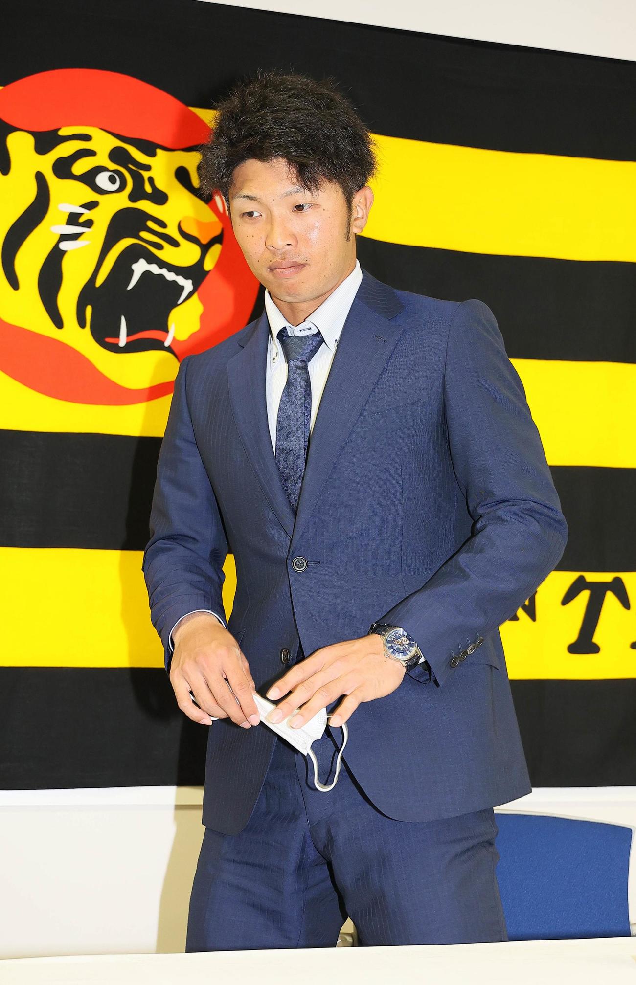 年俸900万円で契約更改した島田（代表撮影）