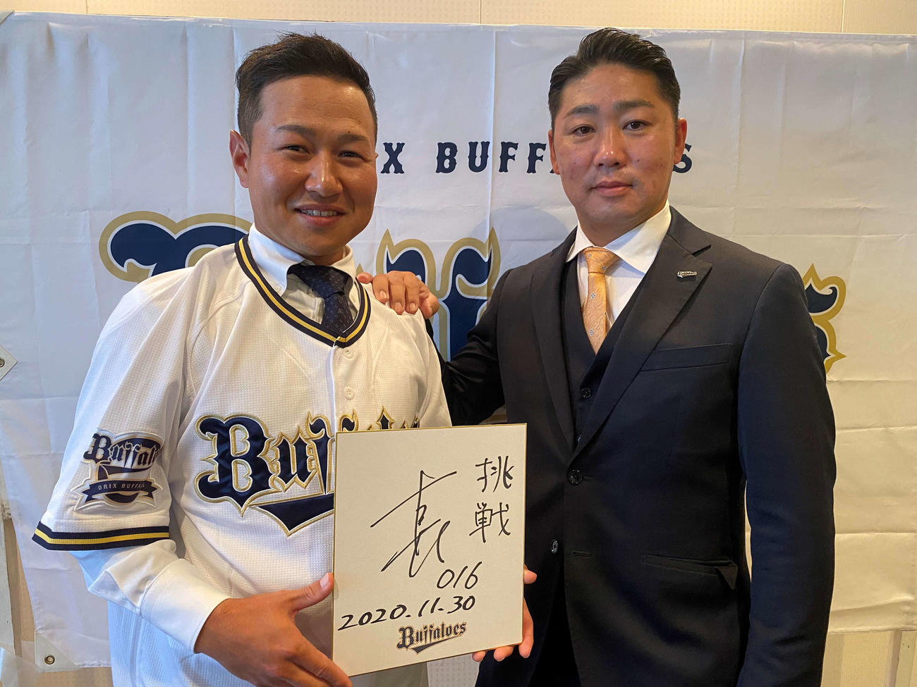 オリックス育成ドラフト6位の古長。右は上村スカウト（球団提供）