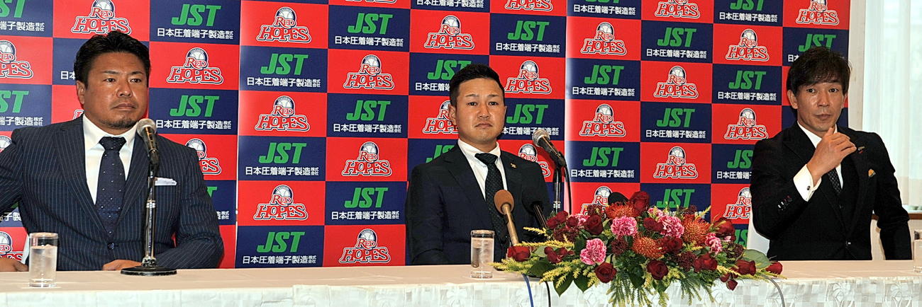 オリックスと仮契約した古長（中央）はBC福島の岩村監督（左）、オリックス牧田編成副部長とともに記者会見（撮影・佐々木雄高）