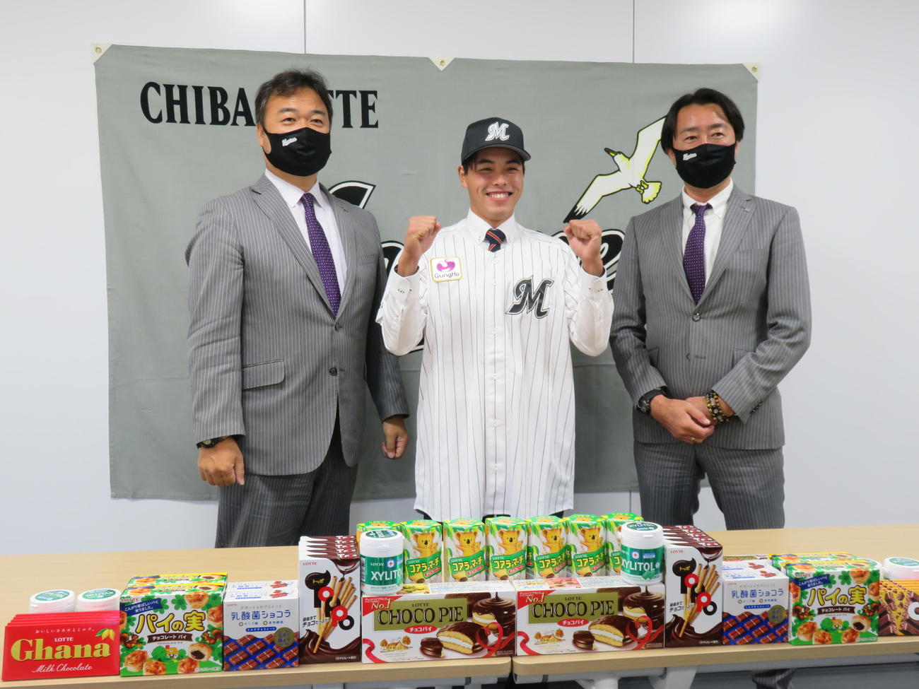 ロッテと契約合意したドラフト3位の国学院大・小川（中央）。左は永野スカウト部長、右は中川担当スカウト
