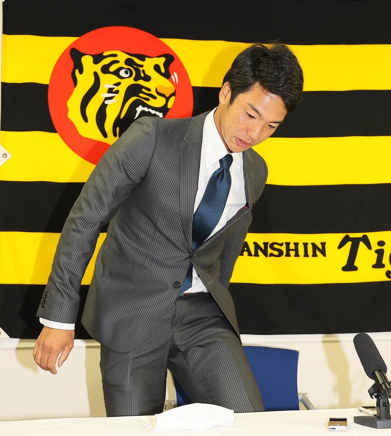 500万円ダウンの年俸1700万円で契約更改をした小野泰己（代表撮影）