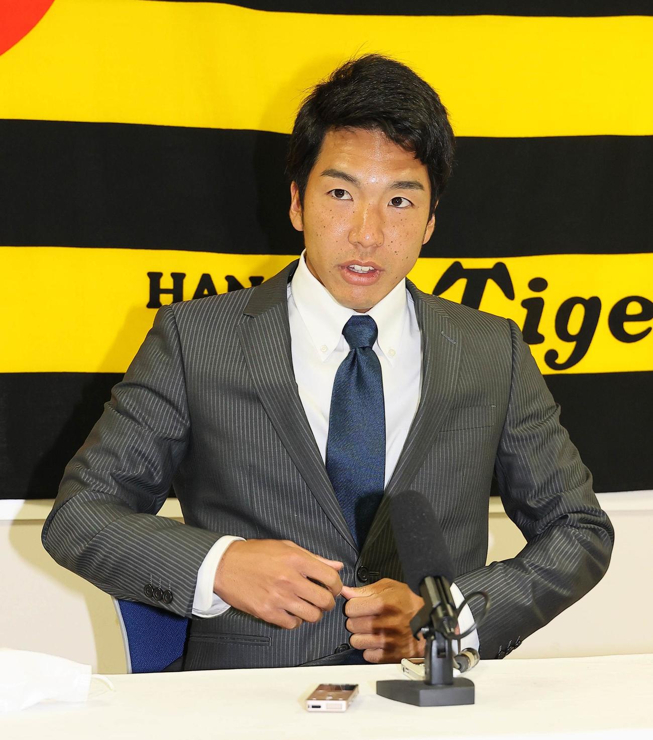 500万円ダウンの年俸1700万円で契約更改をした小野（代表撮影）