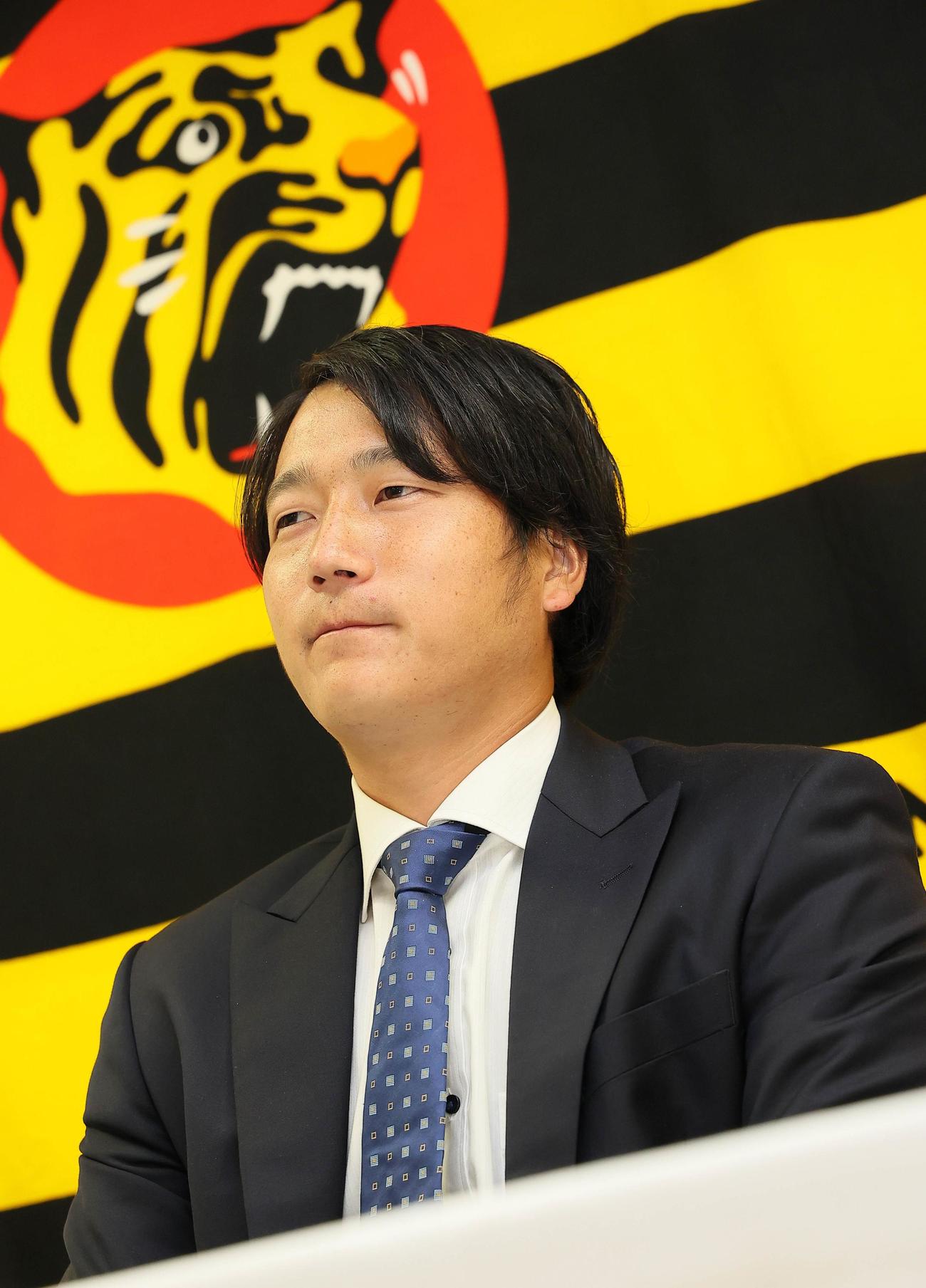 100万円ダウンの年俸1300万円で契約更改した小林慶祐（代表撮影）