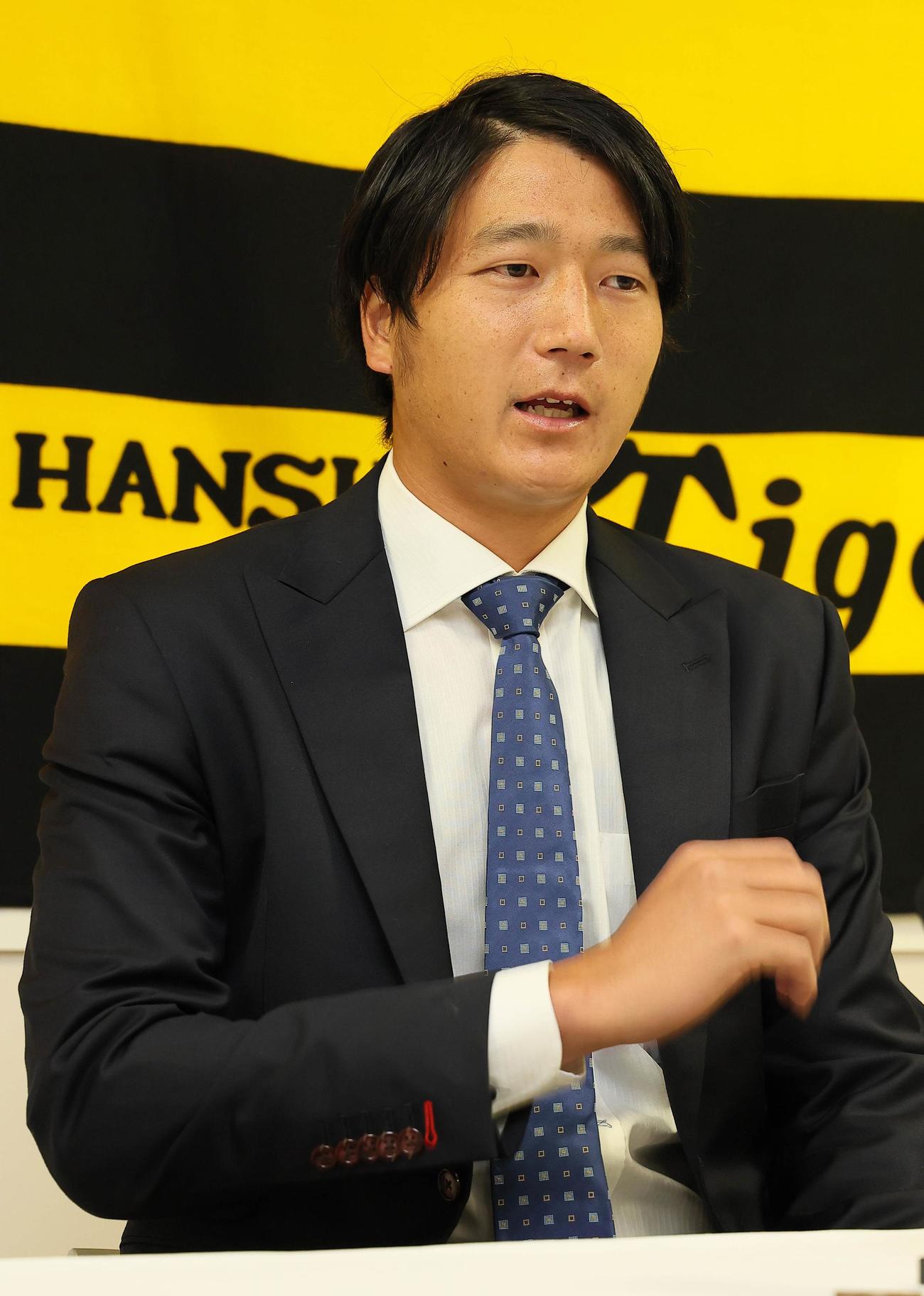 100万円ダウンの年俸1300万円で契約更改した小林慶祐（代表撮影）