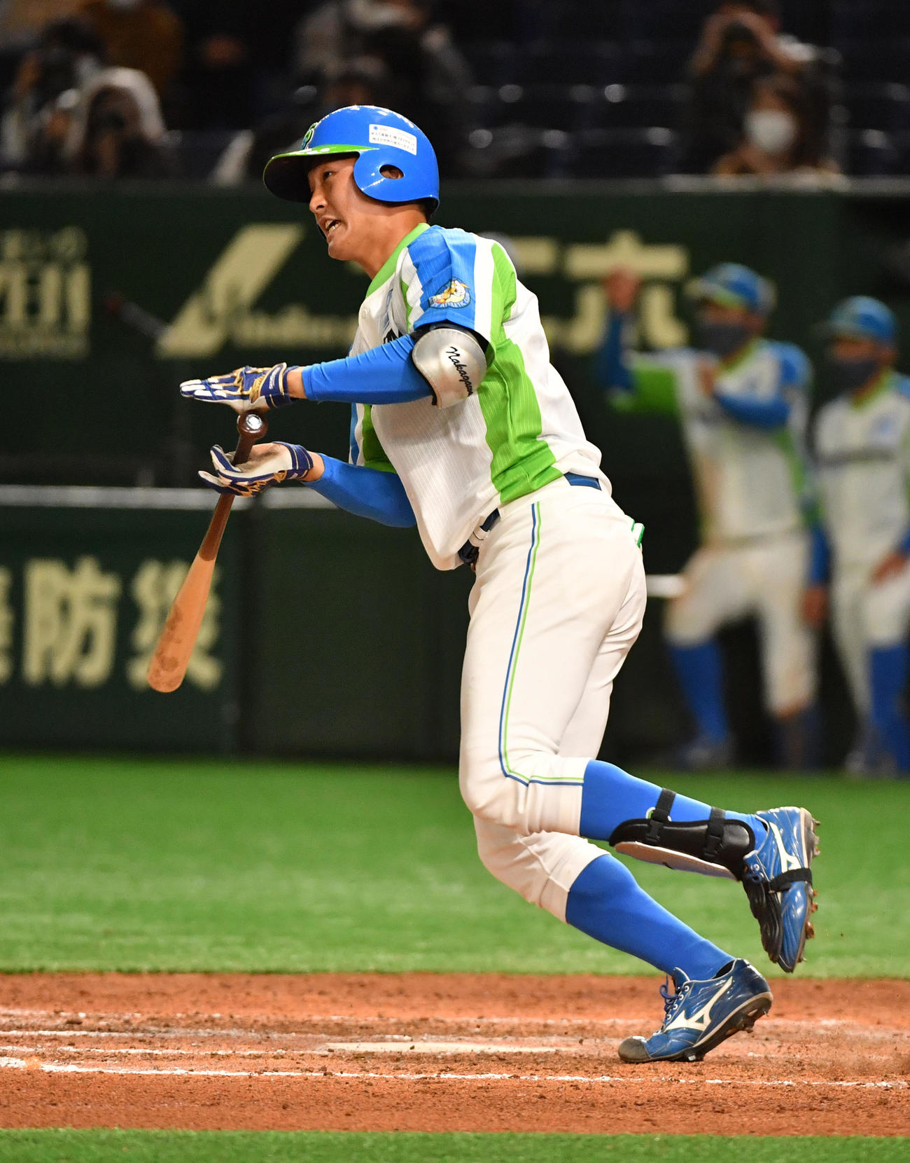 準々決勝セガサミー対NTT西日本　7回表セガサミー2死満塁、中川は左前に走者一掃の適時二塁打を放つ（撮影・柴田隆二）