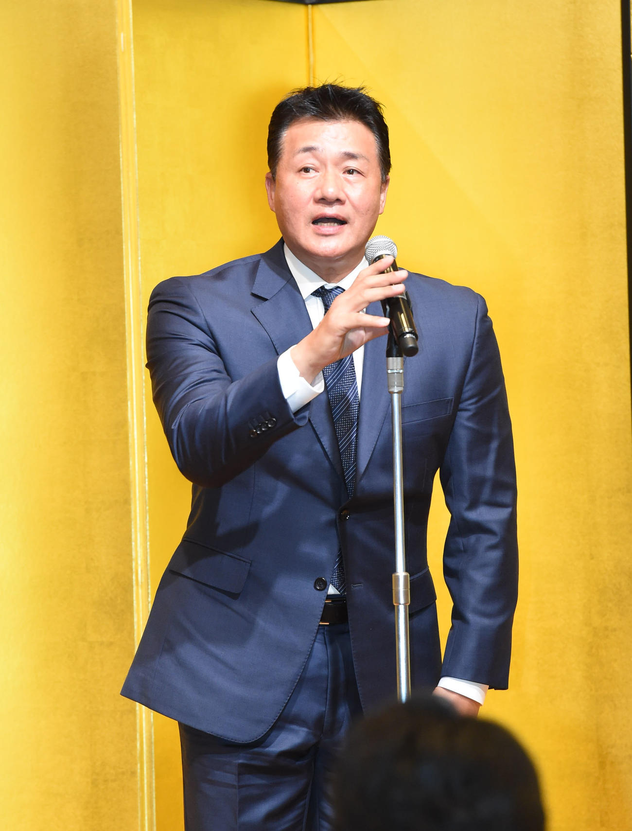 球団納会であいさつをする与田監督（撮影・森本幸一）