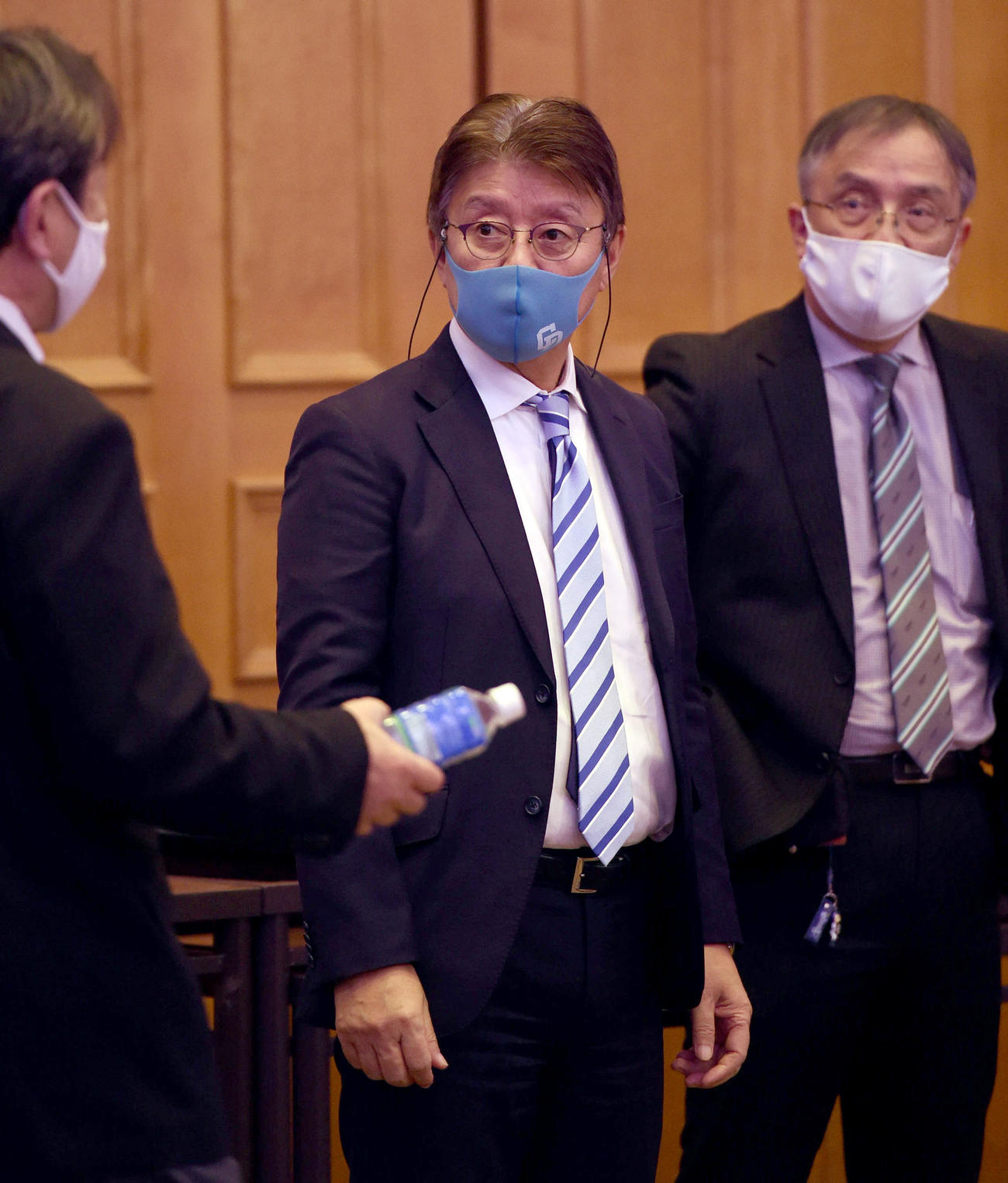 球団納会に出席した中日・加藤宏幸球団代表（中央）（撮影・森本幸一）