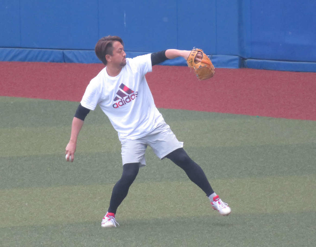 海外FA権行使を決めたロッテ沢村は30日、ZOZOマリンで自主トレを行った（撮影・金子真仁）