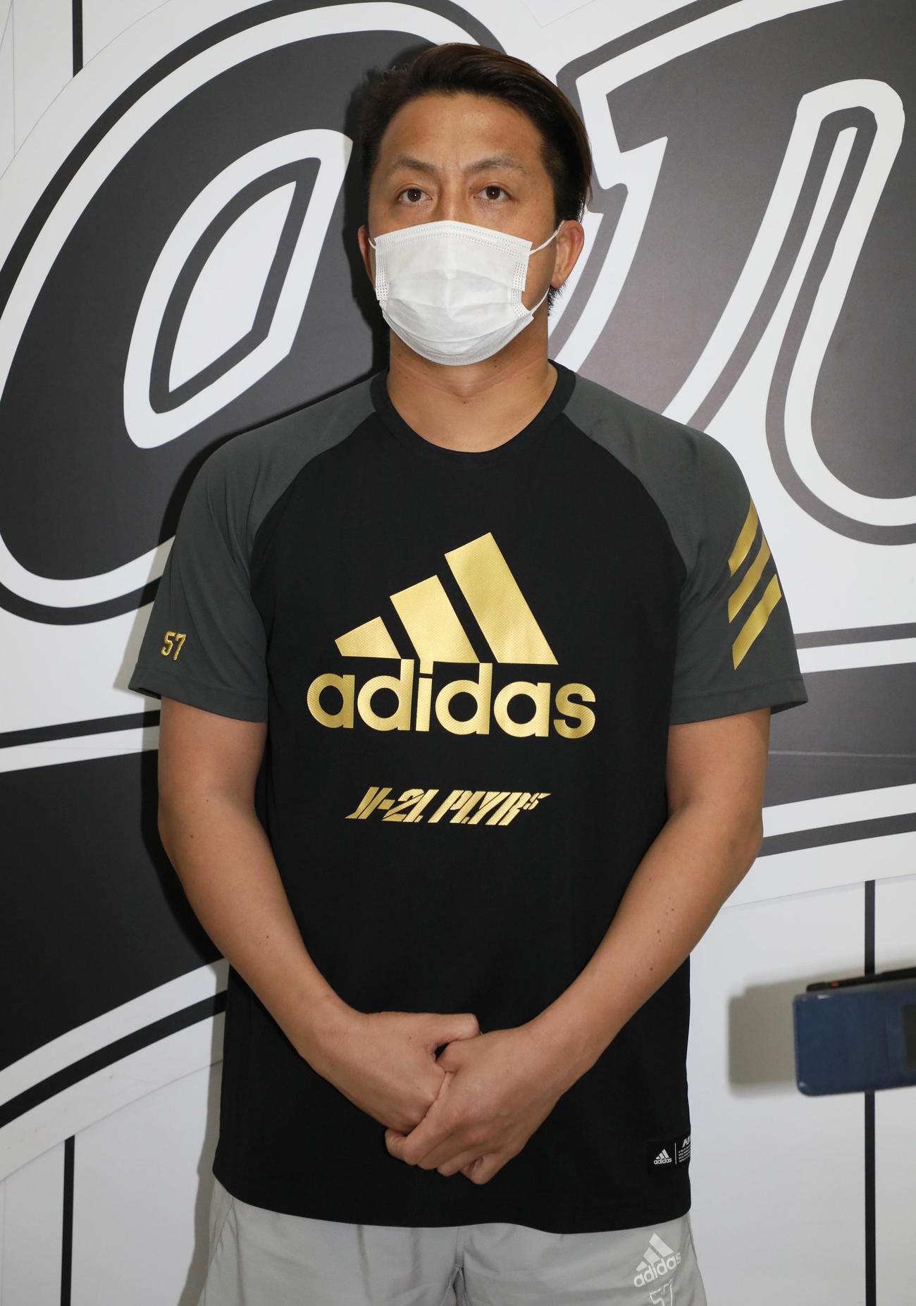 報道陣に対応するロッテ沢村（代表撮影）