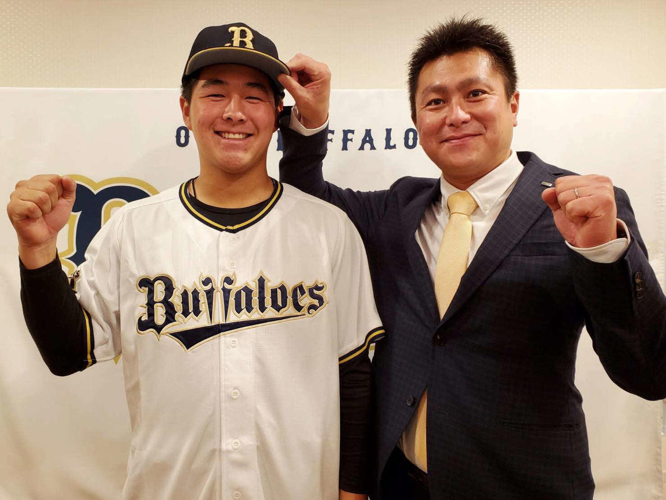 オリックス育成ドラフト1位の大分商・川瀬堅斗投手。右は縞田スカウト（球団提供）