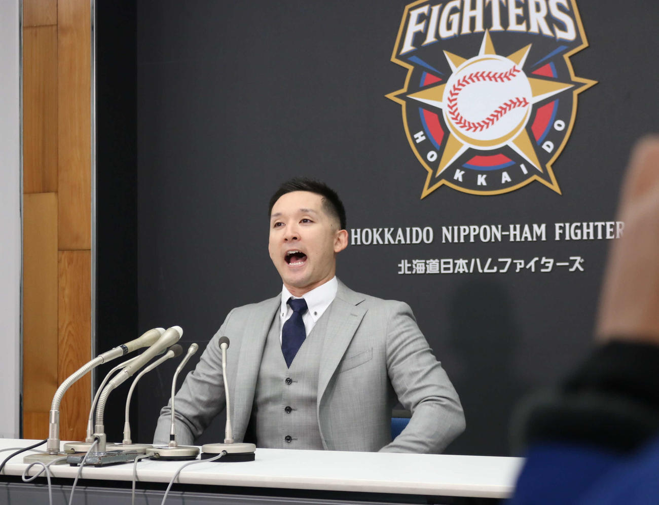 笑顔で記者会見に臨む日本ハム杉谷（撮影・中島宙恵）