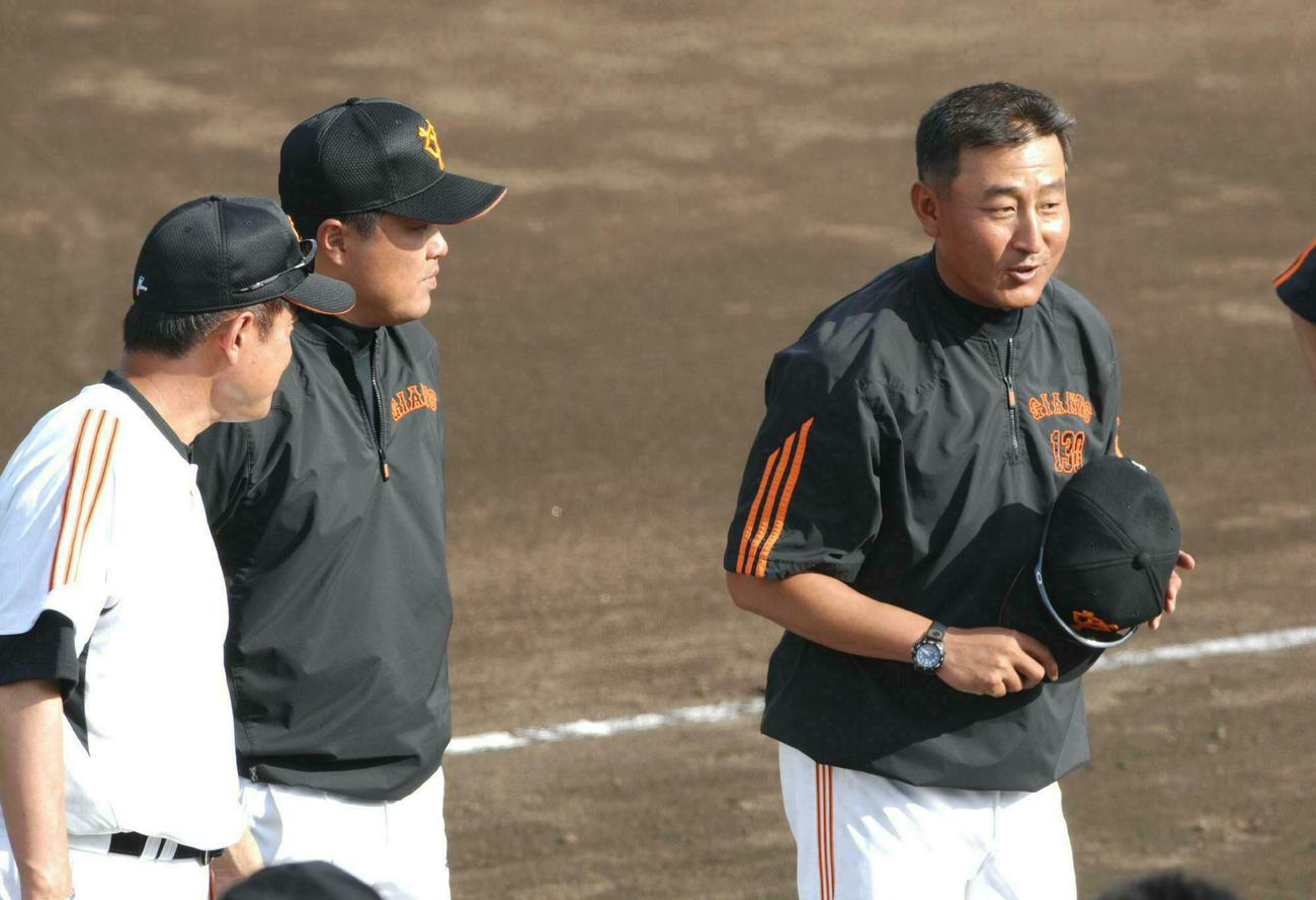 07年7月、原辰徳監督（左）からナインに紹介される金杞泰氏（右）