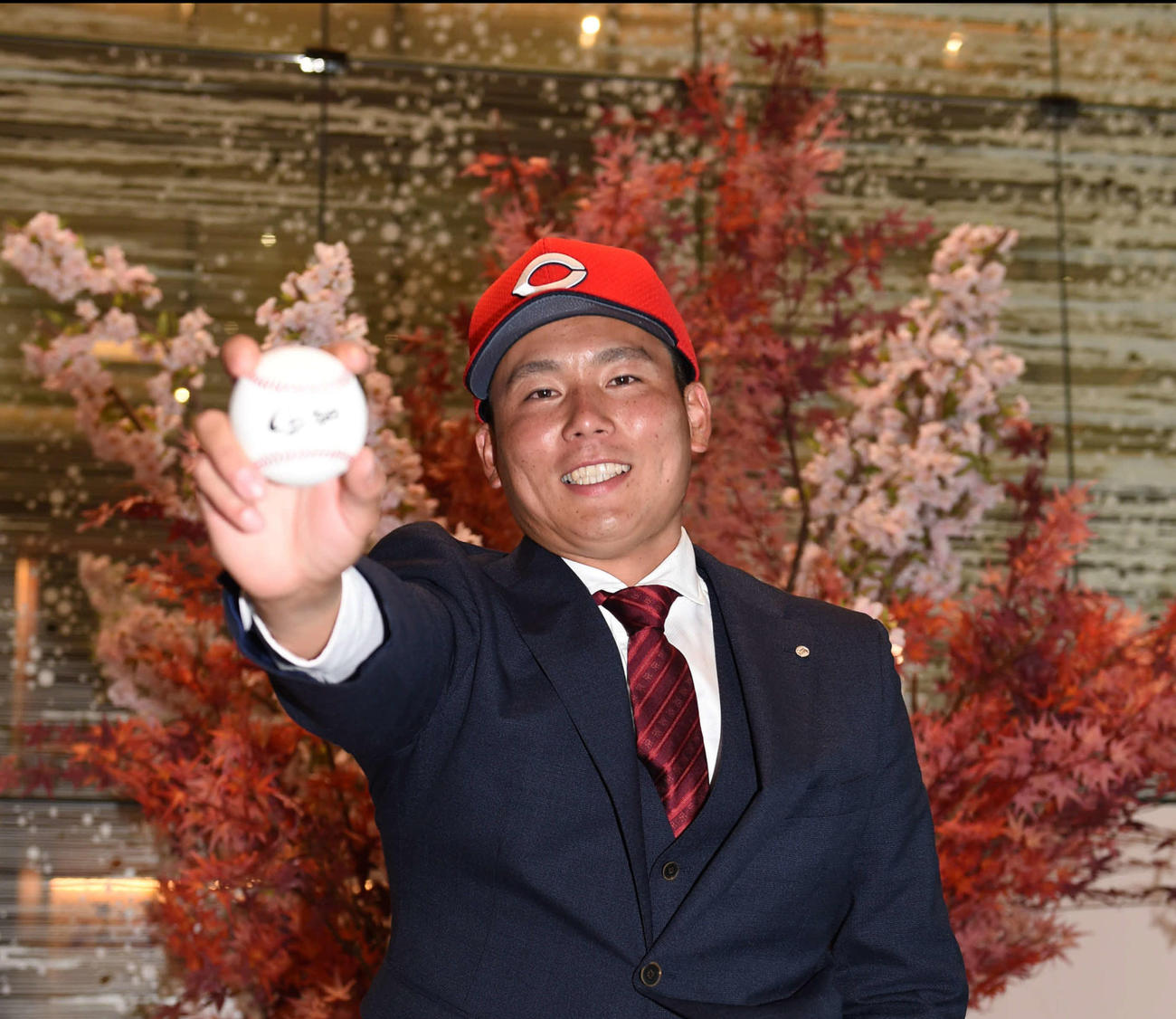 仮契約を行い背番号も20番に決まった広島ドラフト1位指名の栗林（撮影・森本幸一）