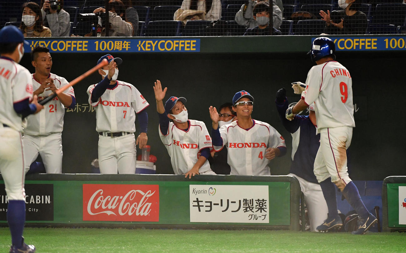 準々決勝ホンダ対西部ガス　3回表ホンダ1死二、三塁、井上の遊ゴロの間に三塁走者千野が生還しナインの出迎えを受ける（撮影・柴田隆二）