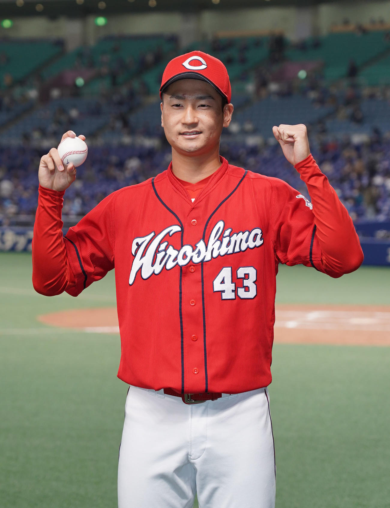 初勝利を達成し笑顔でポーズを決める島内颯太郎（2020年10月31日撮影）
