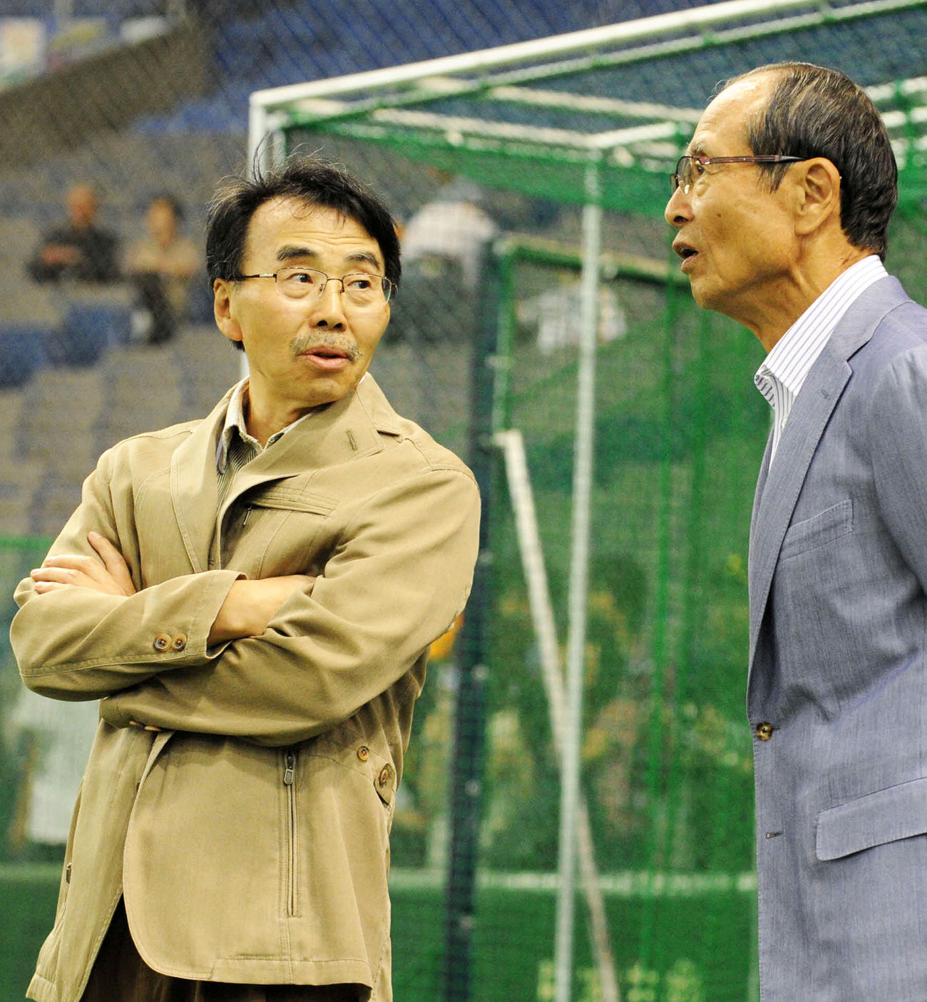 ソフトバンク王貞治会長（右）と談笑する漫画家の水島新司氏（2012年5月20日撮影）