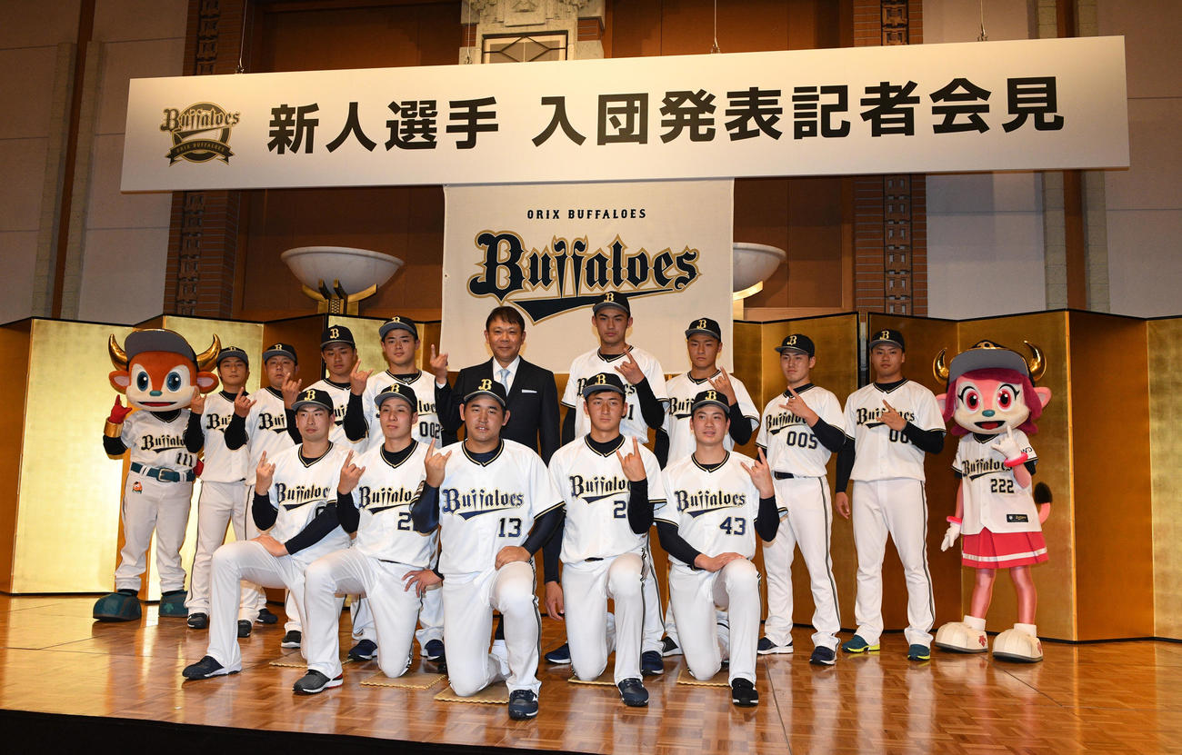 19年4月、オリックス入団発表会見を行った前列左から5位勝俣翔貴、3位村西良太、1位宮城大弥、2位紅林弘太郎、4位前佑囲斗、後列左から育成8位松山真之、同6位大下誠一郎、同4位平野大和、同2位谷岡楓太、西村徳文監督、同1位佐藤一磨、同3位中田惟斗、同5位鶴見凌也、同7位佐藤優悟