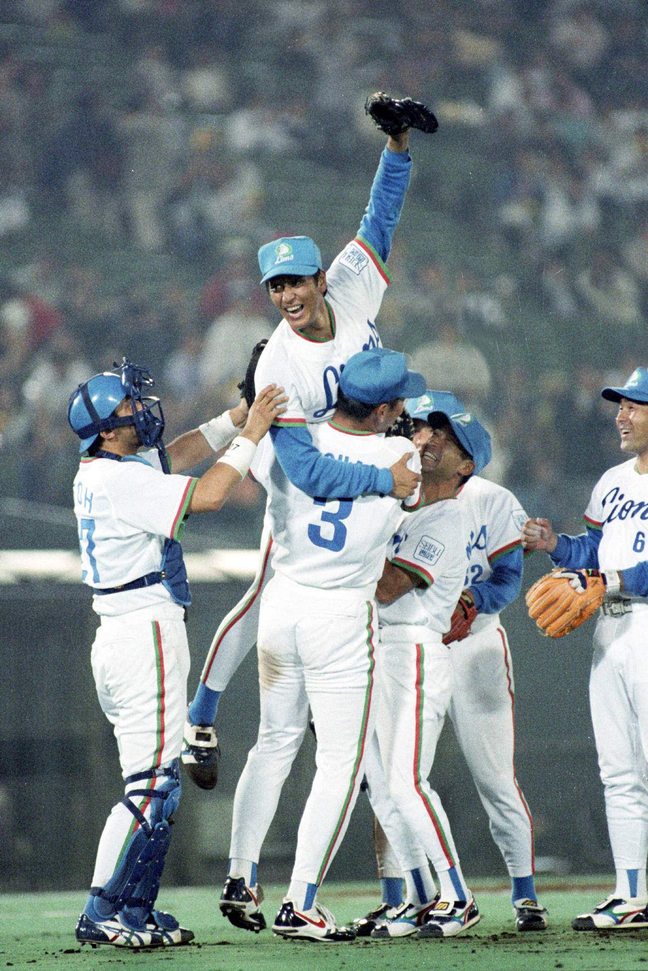 96年6月、オリックス戦でノーヒットノーランを達成し、清原に抱きかかえられる西武渡辺久信