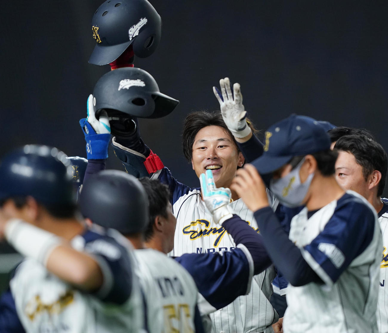 ホンダ熊本対日本新薬　9回裏日本新薬2死二塁、サヨナラの適時二塁打を放ち、笑顔でナインとタッチする日本新薬・船曳（中央）（撮影・菅敏）