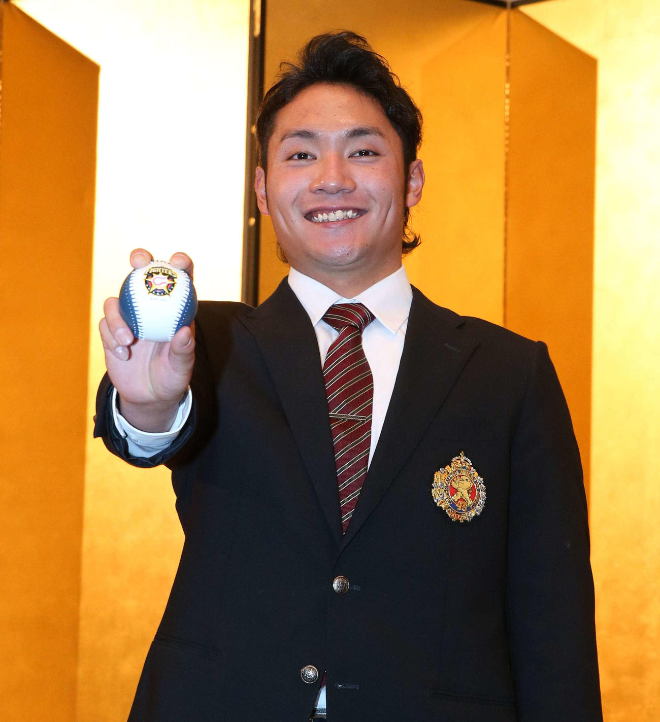 仮契約を終え笑顔の日本ハムドラフト1位指名の伊藤（撮影・黒川智章）