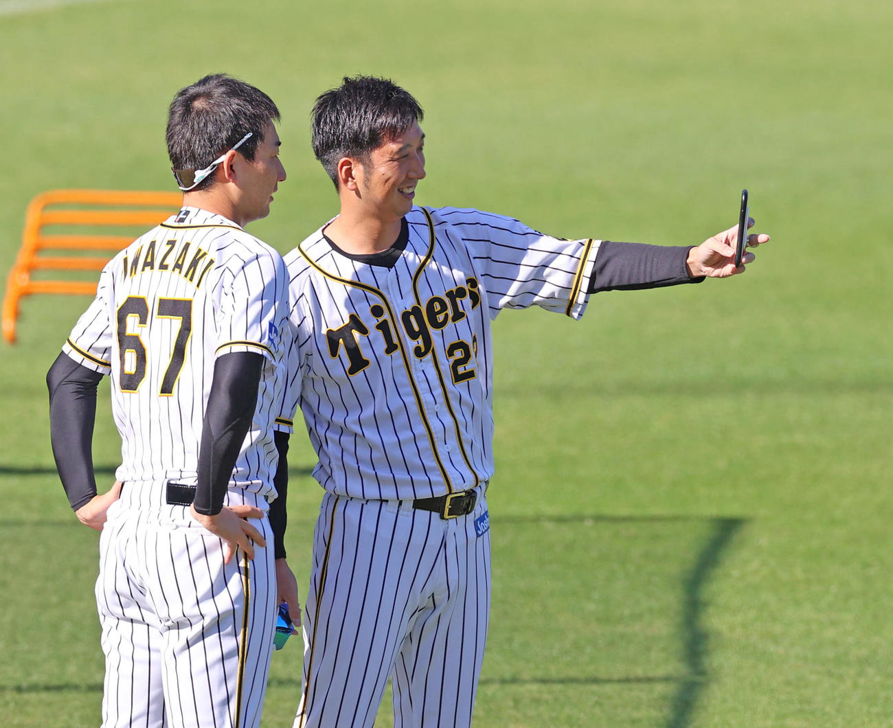藤川球児（右）と記念撮影を行う岩崎優（2020年11月9日撮影）