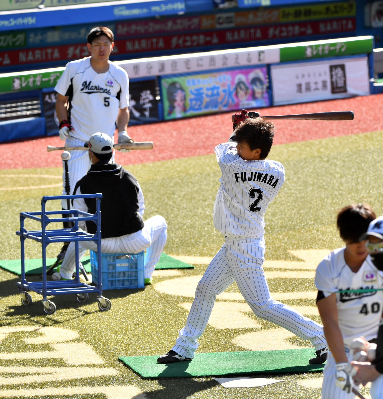 秋季練習でトス打撃をする藤原（手前）と安田（2020年11月21日撮影）
