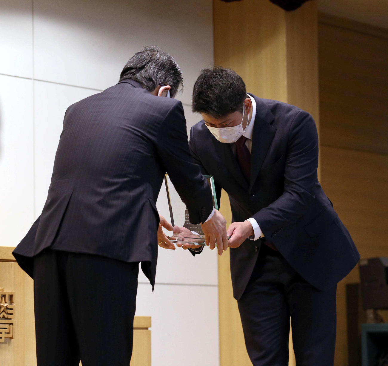 札幌学生野球連盟の特別表彰を受ける中日育成1位の札幌学院大・近藤投手（撮影・佐藤翔太）